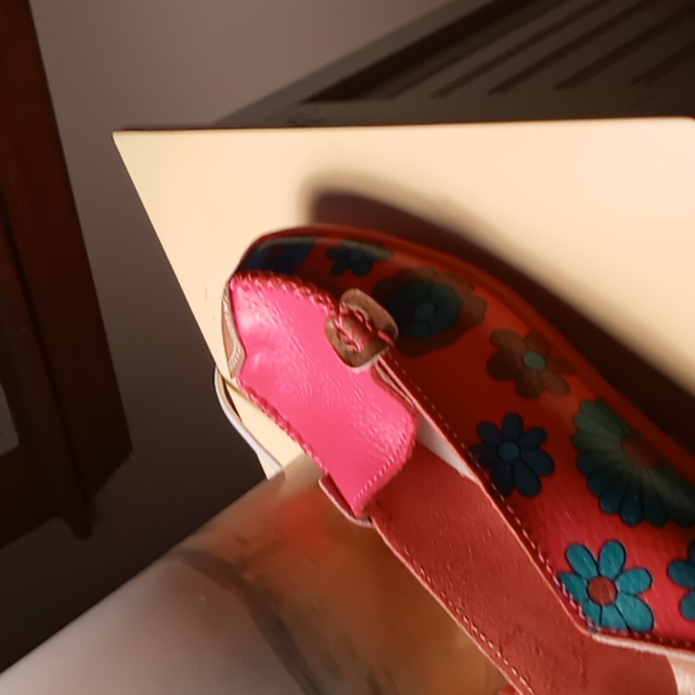 Pink rubber shoes for beach. 🥰